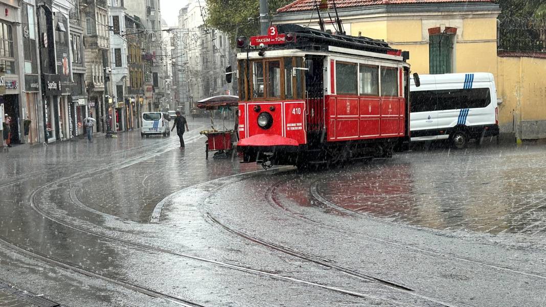 İstanbul'u sağanak vurdu. Mısır Çarşısı girişi sular altında, tramvay seferleri durdu 28