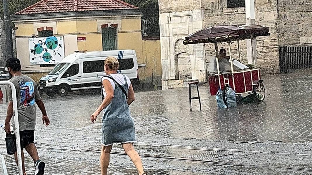 İstanbul'u sağanak vurdu. Mısır Çarşısı girişi sular altında, tramvay seferleri durdu 26