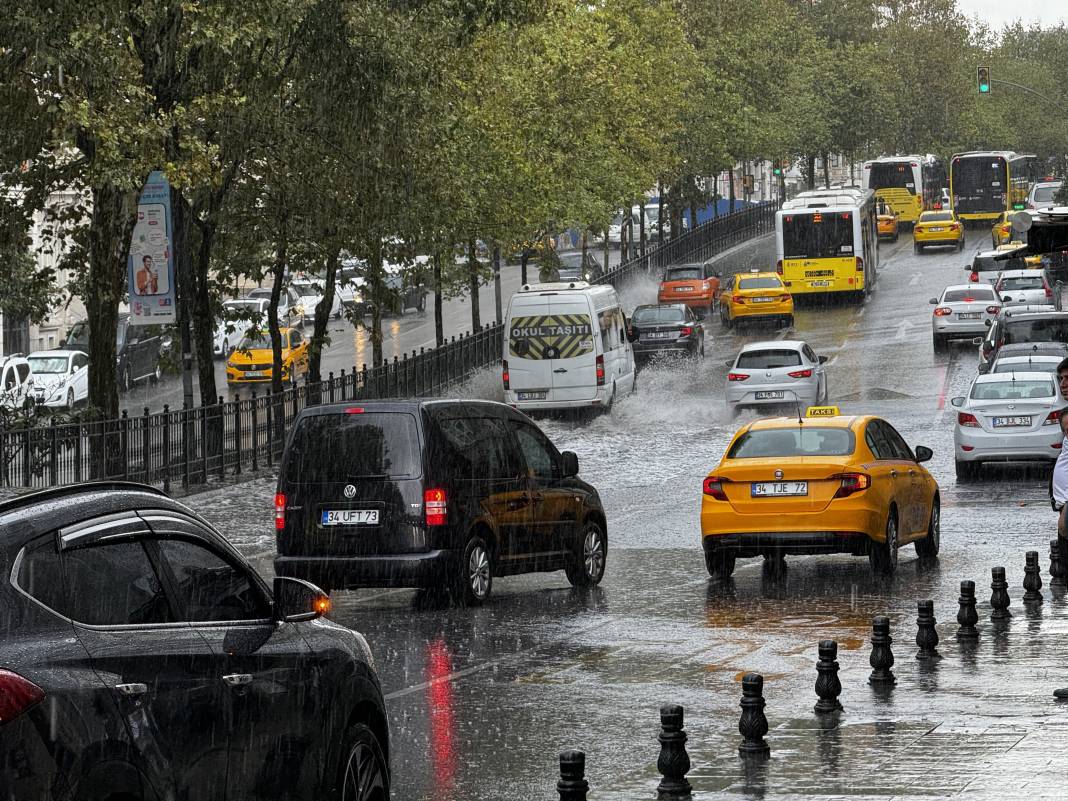 İstanbul'u sağanak vurdu. Mısır Çarşısı girişi sular altında, tramvay seferleri durdu 44