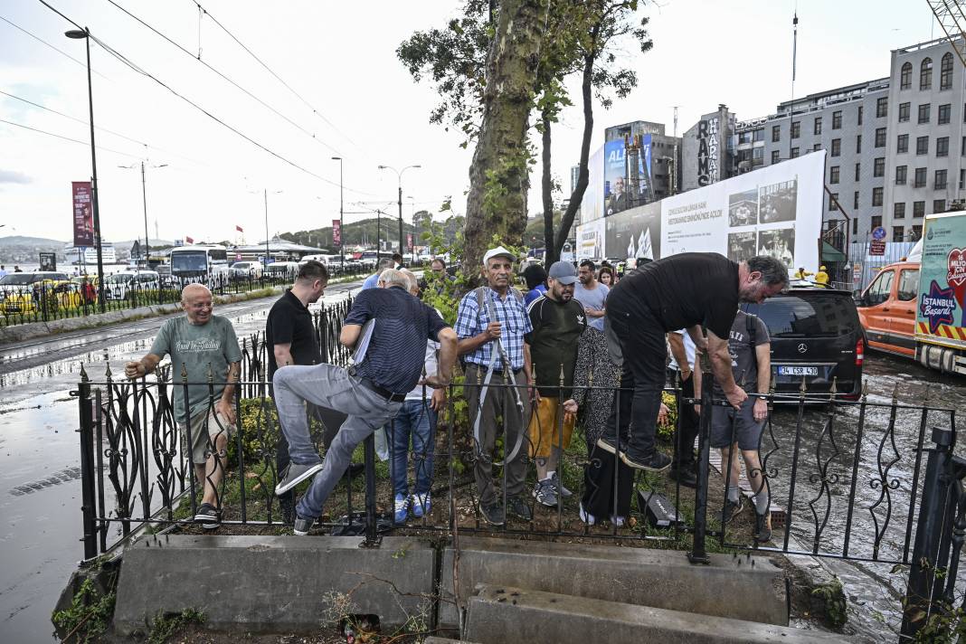 İstanbul'u sağanak vurdu. Mısır Çarşısı girişi sular altında, tramvay seferleri durdu 14