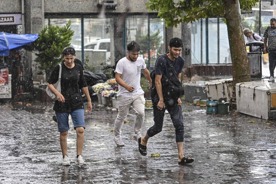 İstanbul'u sağanak vurdu. Mısır Çarşısı girişi sular altında, tramvay seferleri durdu 19