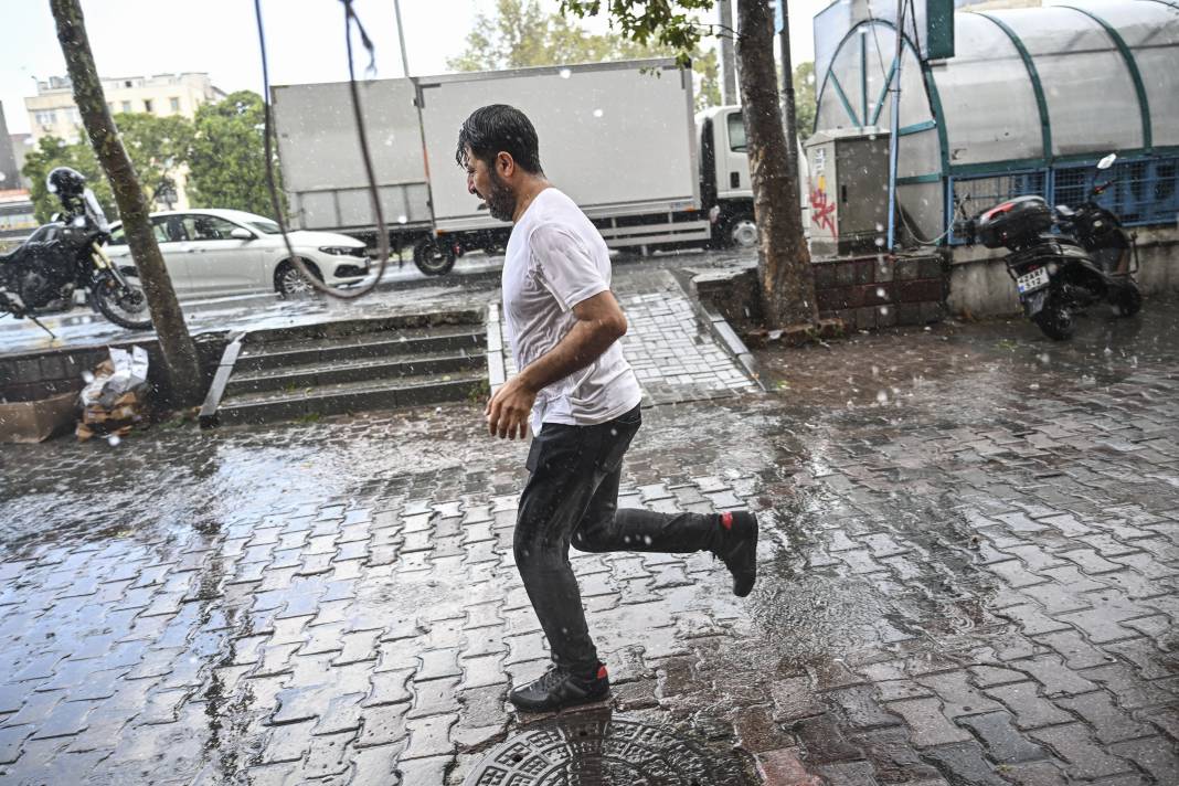 İstanbul'u sağanak vurdu. Mısır Çarşısı girişi sular altında, tramvay seferleri durdu 10