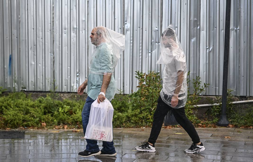 İstanbul'u sağanak vurdu. Mısır Çarşısı girişi sular altında, tramvay seferleri durdu 1