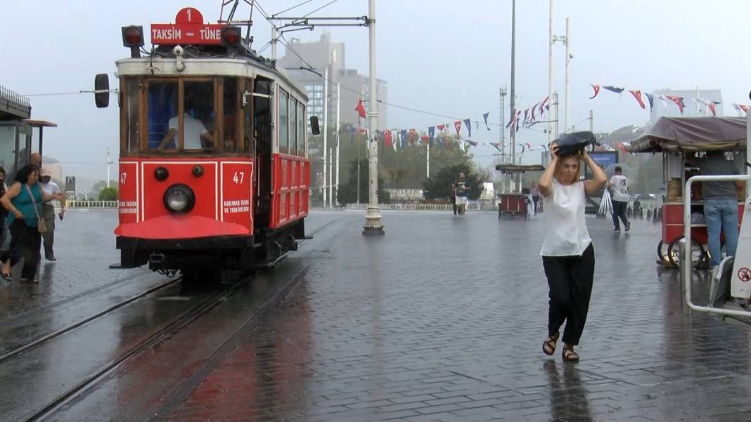 İstanbul'u sağanak vurdu. Mısır Çarşısı girişi sular altında, tramvay seferleri durdu 7