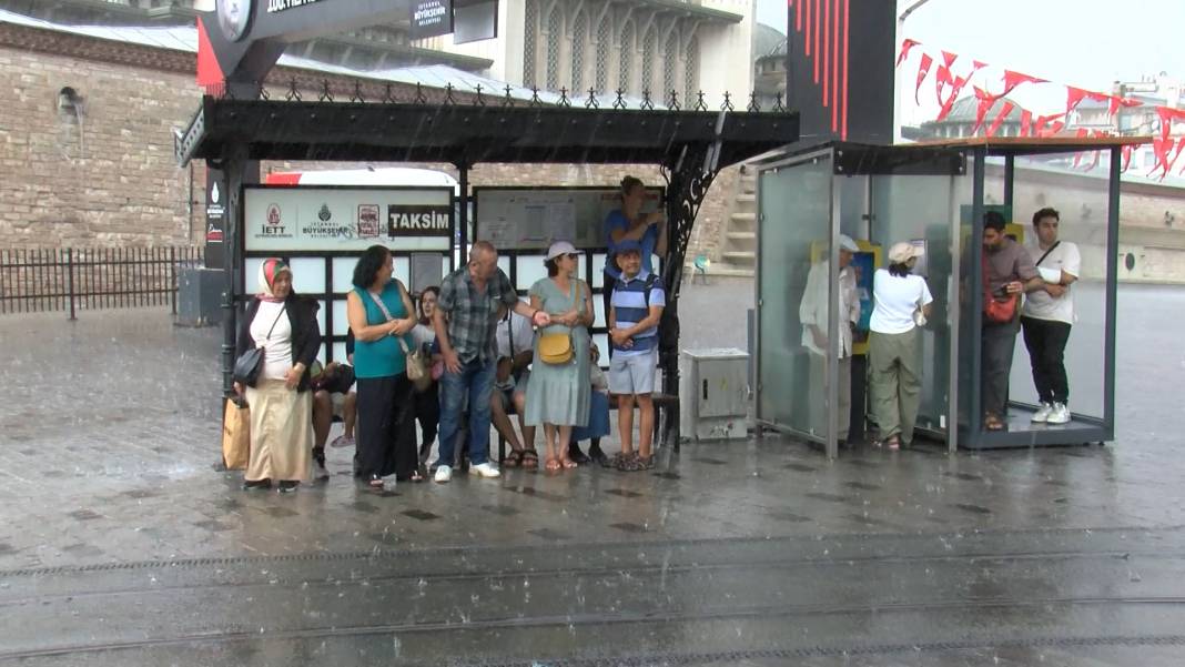 İstanbul'u sağanak vurdu. Mısır Çarşısı girişi sular altında, tramvay seferleri durdu 5