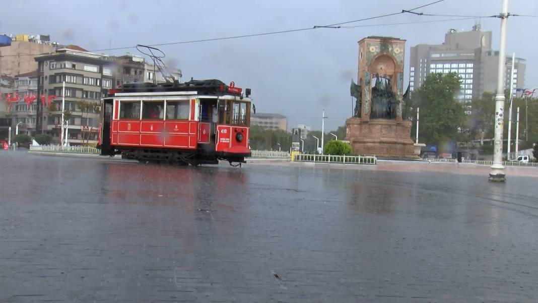 İstanbul'u sağanak vurdu. Mısır Çarşısı girişi sular altında, tramvay seferleri durdu 4