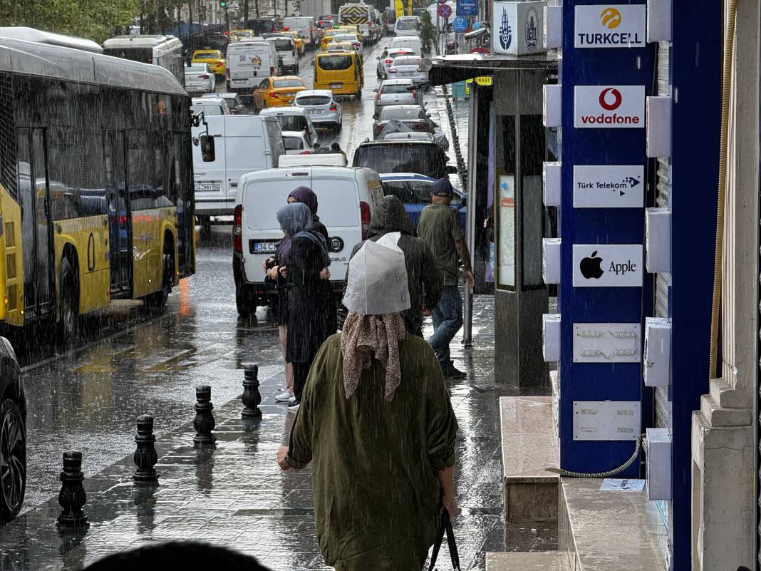 İstanbul'u sağanak vurdu. Mısır Çarşısı girişi sular altında, tramvay seferleri durdu 46