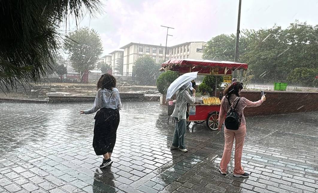 İstanbul'u sağanak vurdu. Mısır Çarşısı girişi sular altında, tramvay seferleri durdu 43