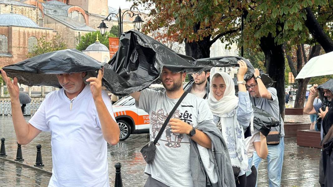 İstanbul'u sağanak vurdu. Mısır Çarşısı girişi sular altında, tramvay seferleri durdu 45