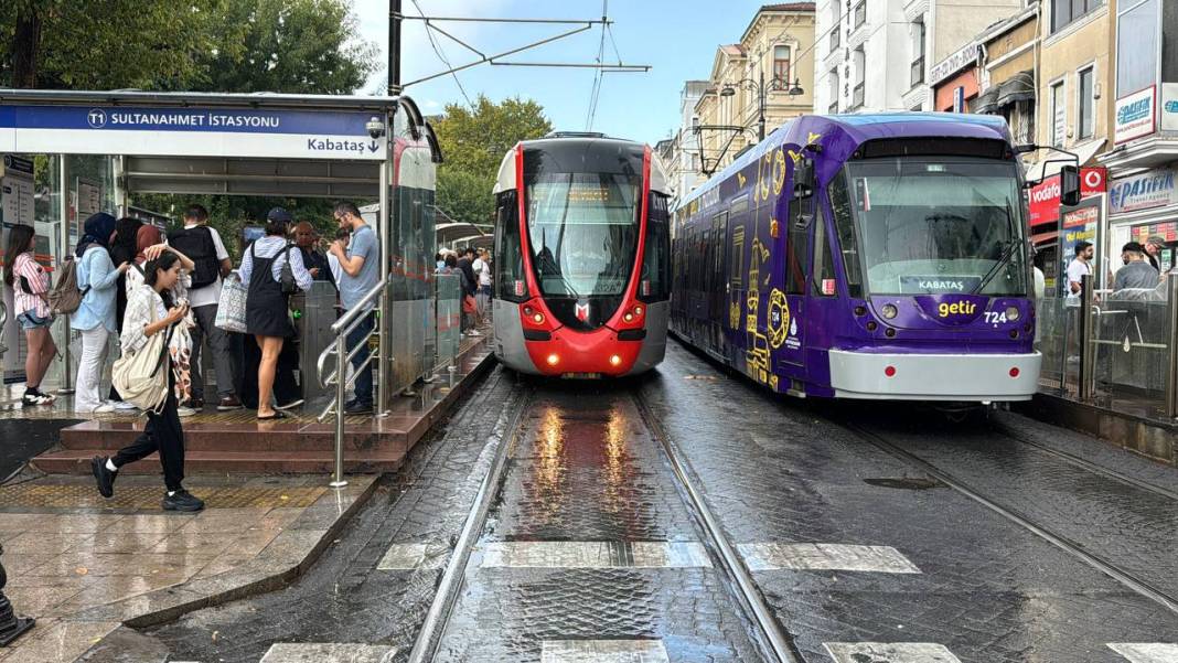 İstanbul'u sağanak vurdu. Mısır Çarşısı girişi sular altında, tramvay seferleri durdu 42