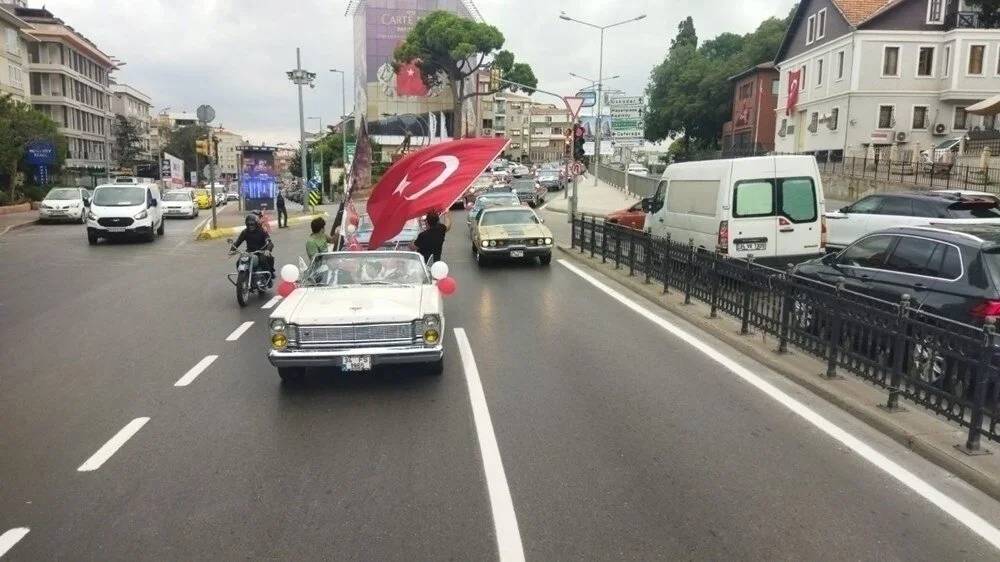 Kadıköy'de klasik otomobillerden 30 Ağustos konvoyu 1