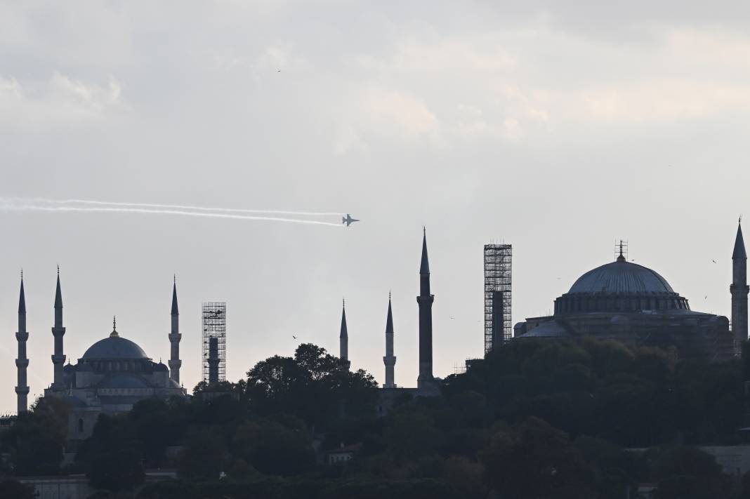 SOLOTÜRK'ten rekor kıran gösteri. İstanbulluları büyülediler 8