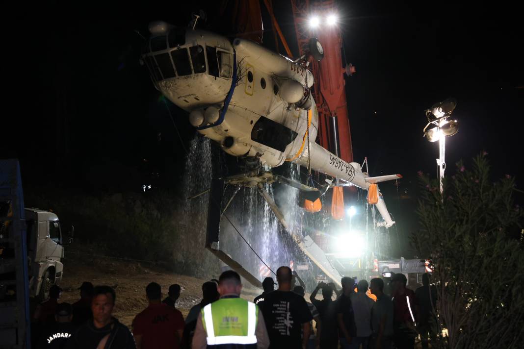 Adana'da göle düşen helikopterin enkazı JAK ve SAK Timleri tarafından çıkarıldı 1