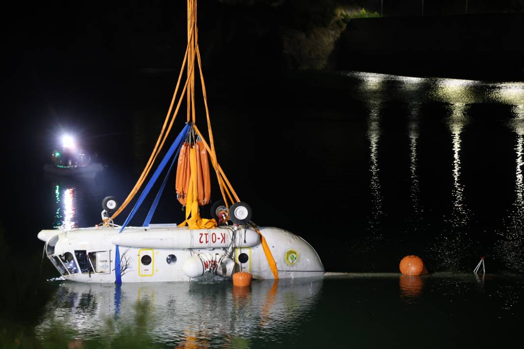 Adana'da göle düşen helikopterin enkazı JAK ve SAK Timleri tarafından çıkarıldı 2