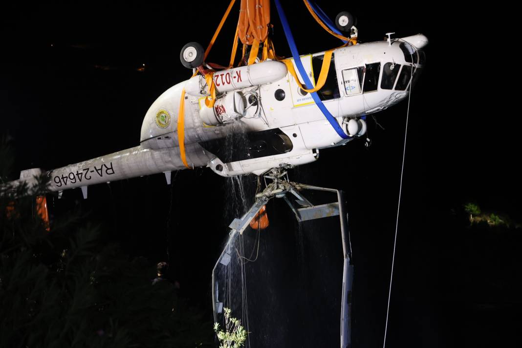 Adana'da göle düşen helikopterin enkazı JAK ve SAK Timleri tarafından çıkarıldı 3