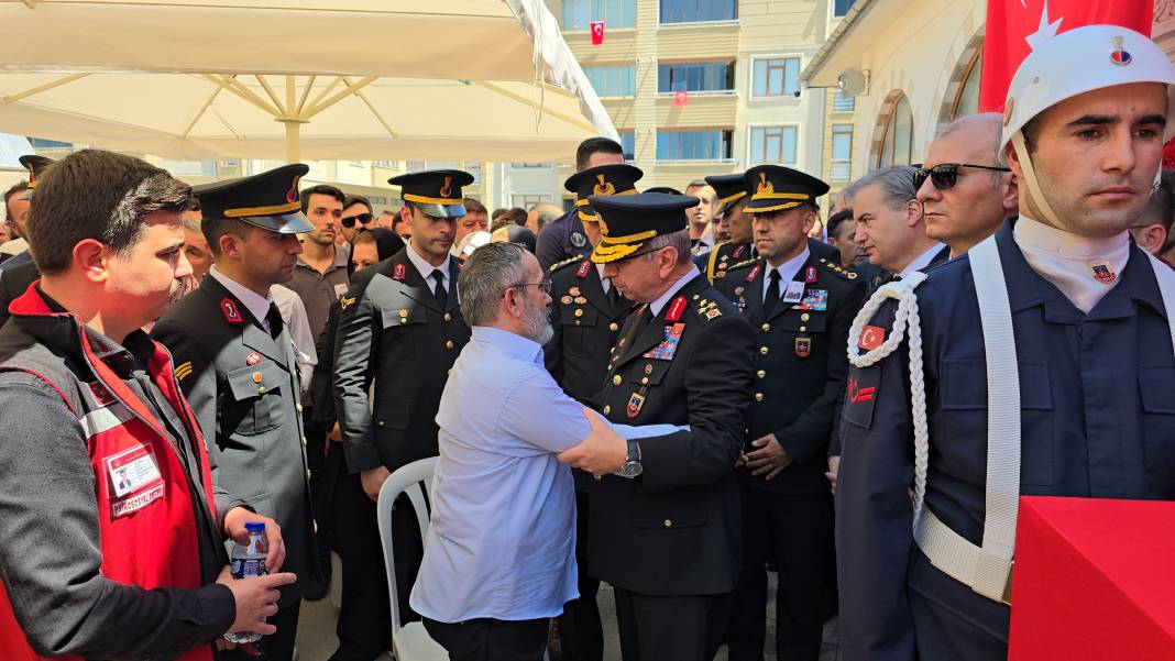 Kalp krizi sonucu şehit olan astsubay toprağa verildi 6