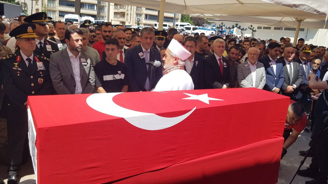 Kalp krizi sonucu şehit olan astsubay toprağa verildi 4