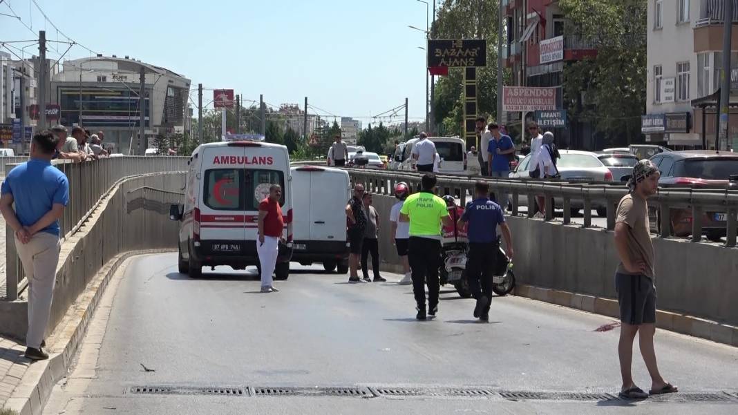 Antalya'da motosiklet yayaya çarptı. O anlar güvenlik kamerasında 3