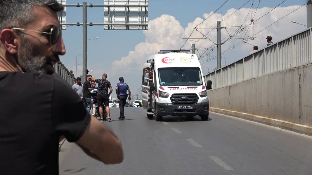 Antalya'da motosiklet yayaya çarptı. O anlar güvenlik kamerasında 7