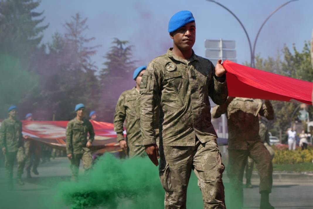 Bolu'da komandolar ayak sesleri ve marşlarla caddeyi inletti 5