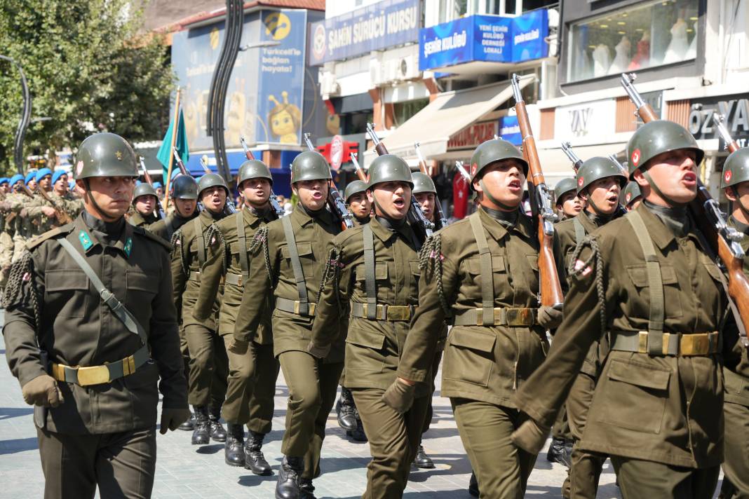 Bolu'da komandolar ayak sesleri ve marşlarla caddeyi inletti 6