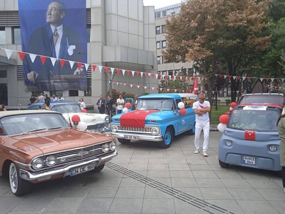 Kadıköy'de klasik otomobillerden 30 Ağustos konvoyu 3