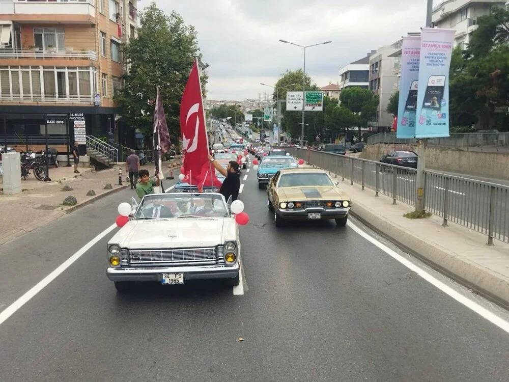 Kadıköy'de klasik otomobillerden 30 Ağustos konvoyu 2