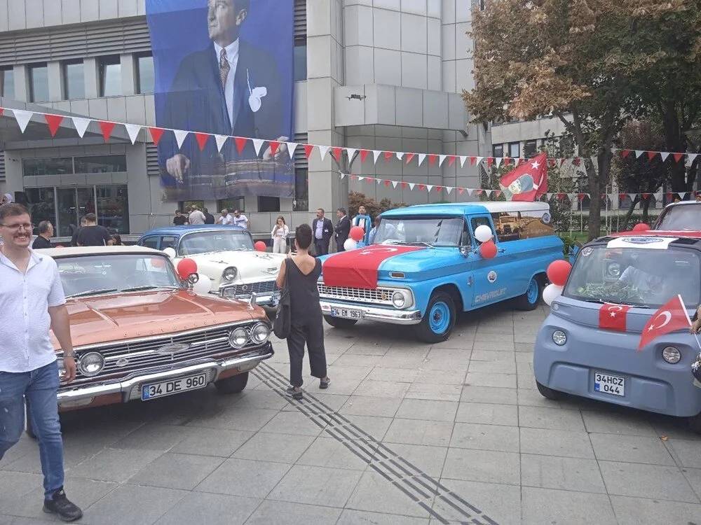 Kadıköy'de klasik otomobillerden 30 Ağustos konvoyu 4