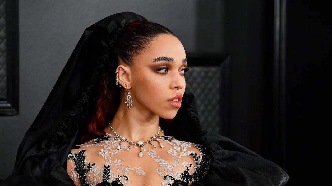 FKA Twigs yine yaptı yapacağını 10