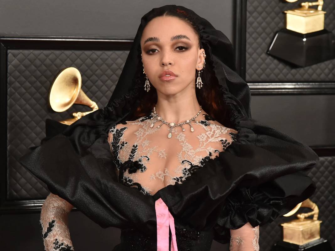 FKA Twigs yine yaptı yapacağını 8