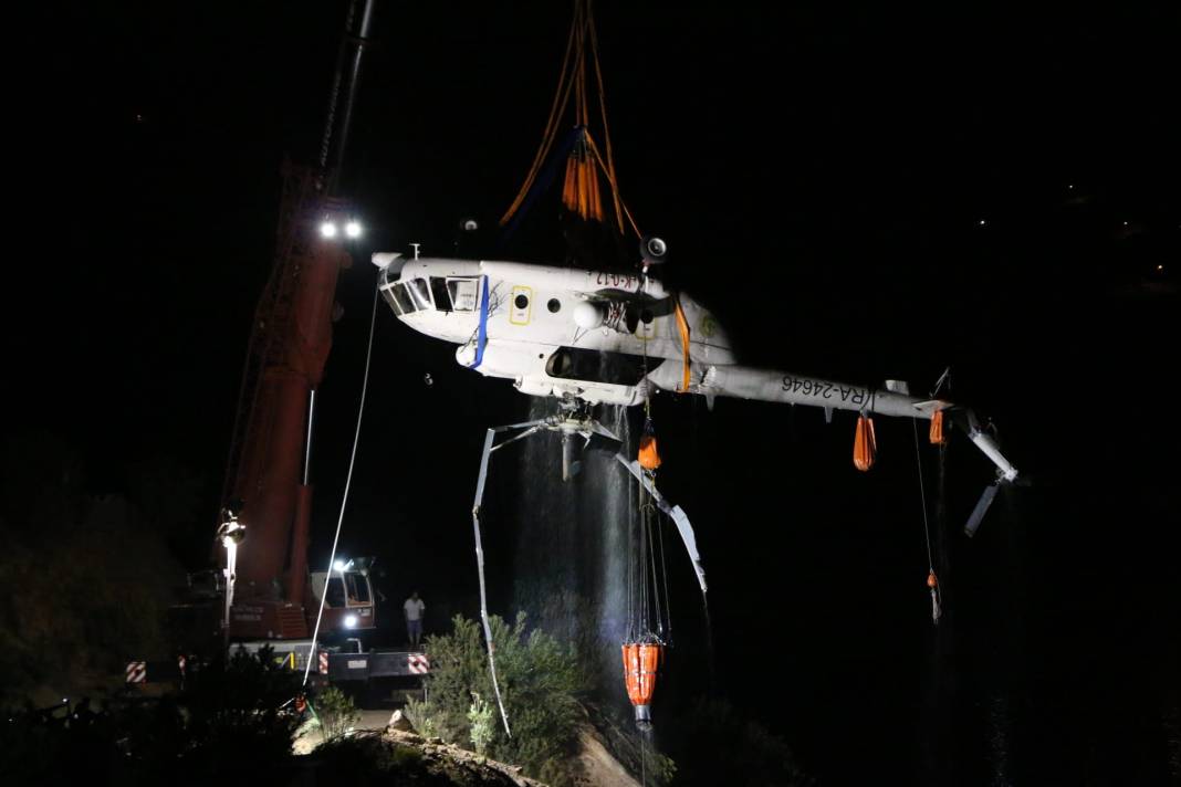 Adana'da göle düşen helikopterin enkazı JAK ve SAK Timleri tarafından çıkarıldı 9