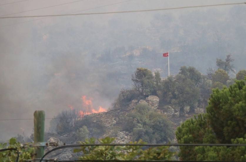 Orman yangınında Türk Bayrağı'nı böyle korudular 1