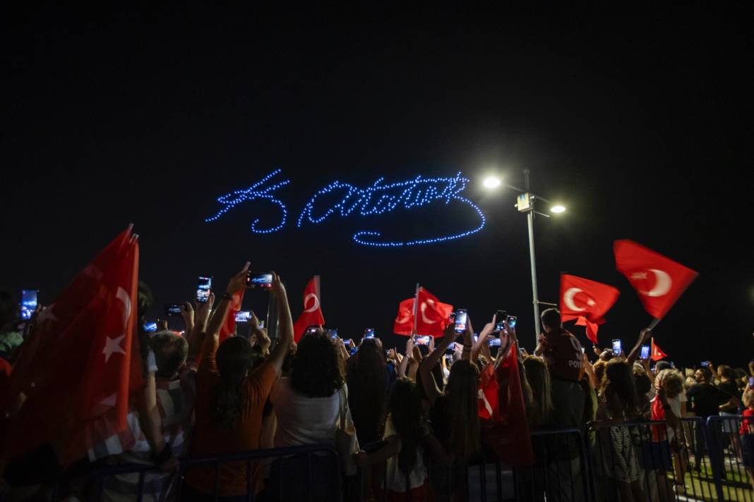 Gökyüzüne 500 dronla ATATÜRK'ün imzasını attılar 1