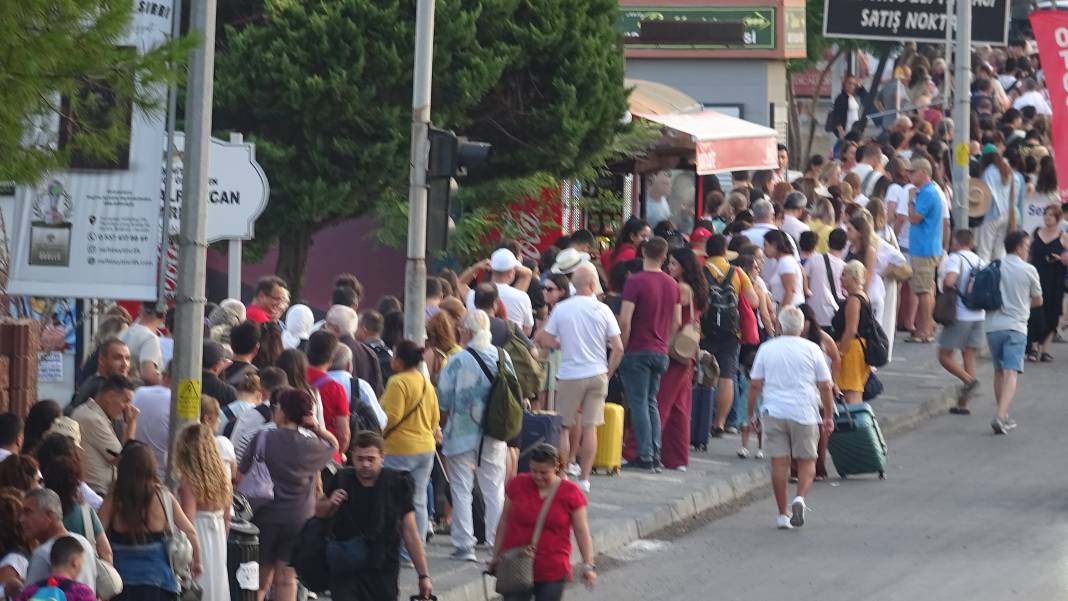 Zafer Bayramı'nda Yunan adası kuyruğu uzadıkça uzadı 2