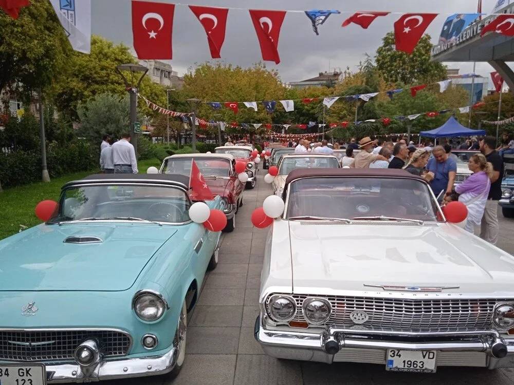 Kadıköy'de klasik otomobillerden 30 Ağustos konvoyu 8