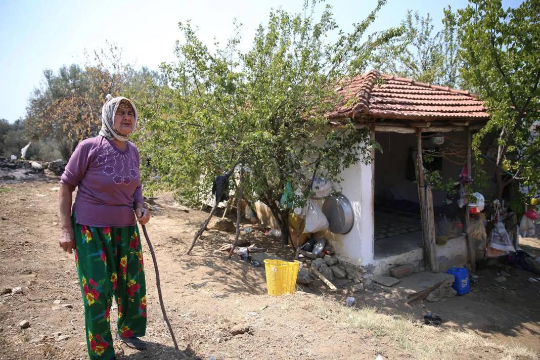 70 yaşındaki kadın yangının ortasındaki evini böyle kurtardı. Her yer cayır cayır yanarken bahçesine kıvılcım bile düşmedi 1