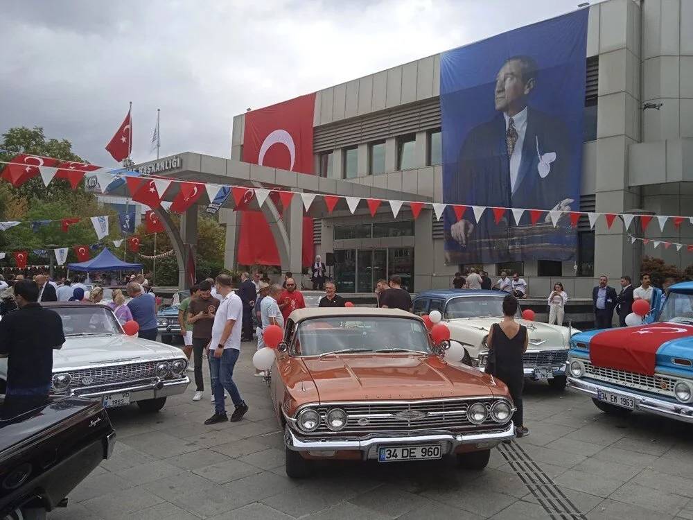 Kadıköy'de klasik otomobillerden 30 Ağustos konvoyu 5