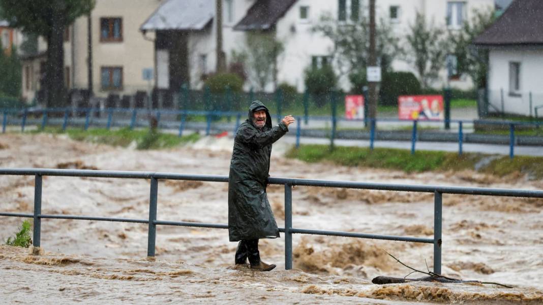 Avrupa'yı sel aldı. Can kayıpları artıyor. Bir şehir sular altında kaldı 5