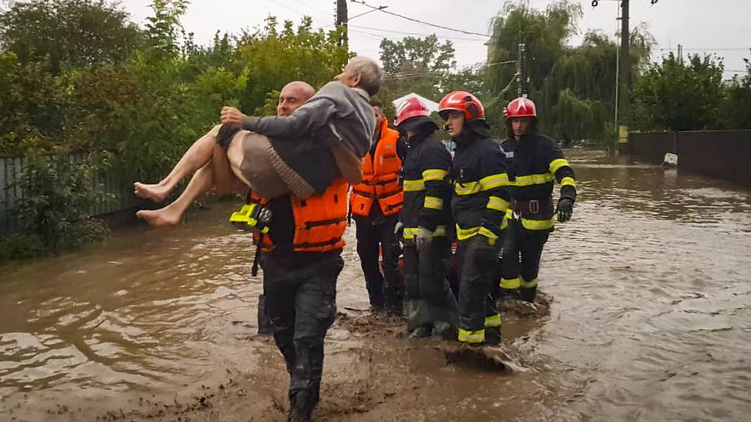 Avrupa'yı sel aldı. Can kayıpları artıyor. Bir şehir sular altında kaldı 7