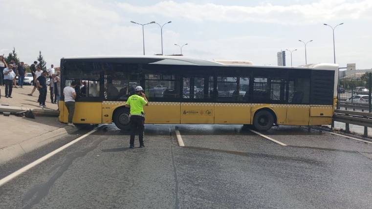 İETT otobüsü direğe çarptı. D-100 trafiğe kapandı 5