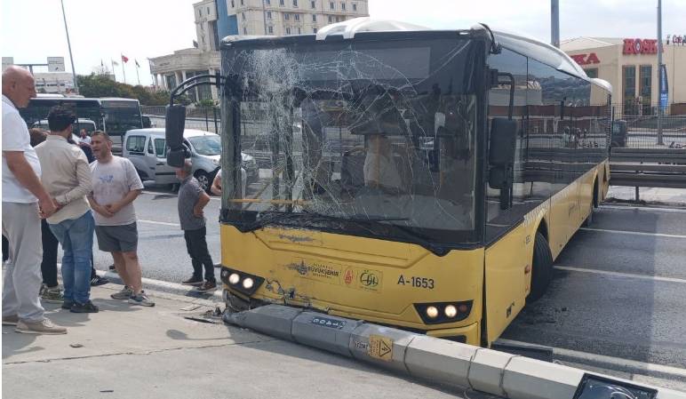 İETT otobüsü direğe çarptı. D-100 trafiğe kapandı 2