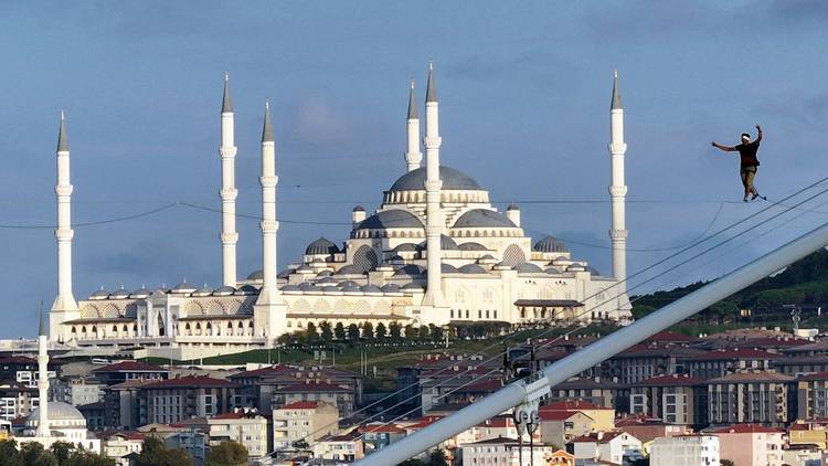 Boğaz'ın üstünden iple yürüyerek geçti. İstanbul bu olaya kitlendi 1