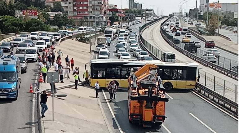 İETT otobüsü direğe çarptı. D-100 trafiğe kapandı 1