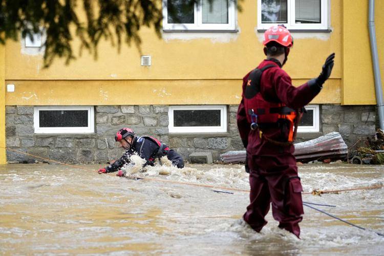 Avrupa'yı sel aldı. Can kayıpları artıyor. Bir şehir sular altında kaldı 3