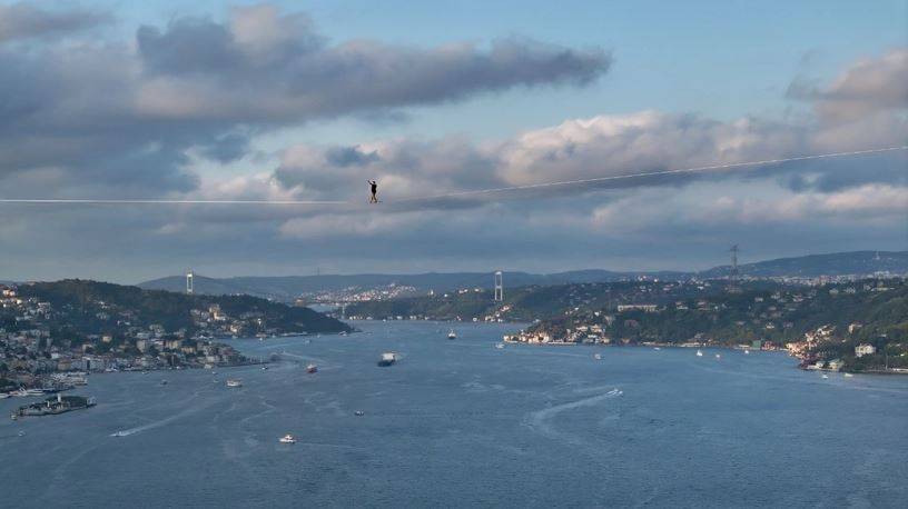 Boğaz'ın üstünden iple yürüyerek geçti. İstanbul bu olaya kitlendi 9