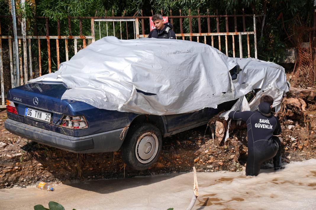 İzmir'de sel felaketi! Yollar çöktü araçlar denize sürüklendi 18