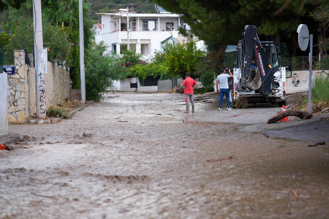 İzmir'de sel felaketi! Yollar çöktü araçlar denize sürüklendi 20