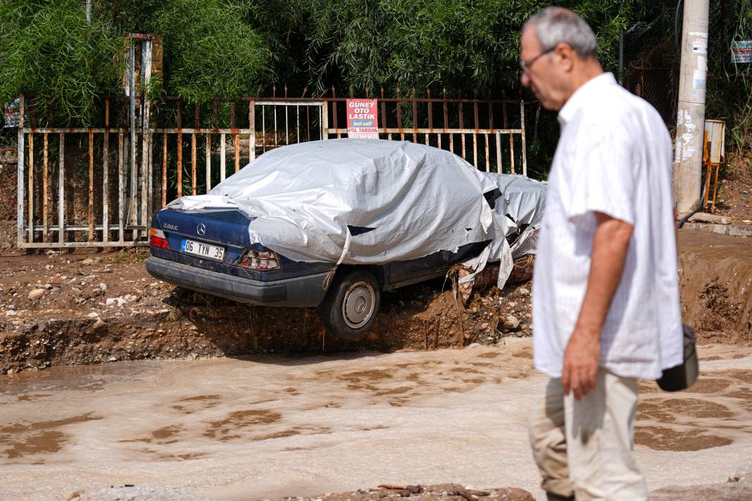 İzmir'de sel felaketi! Yollar çöktü araçlar denize sürüklendi 17