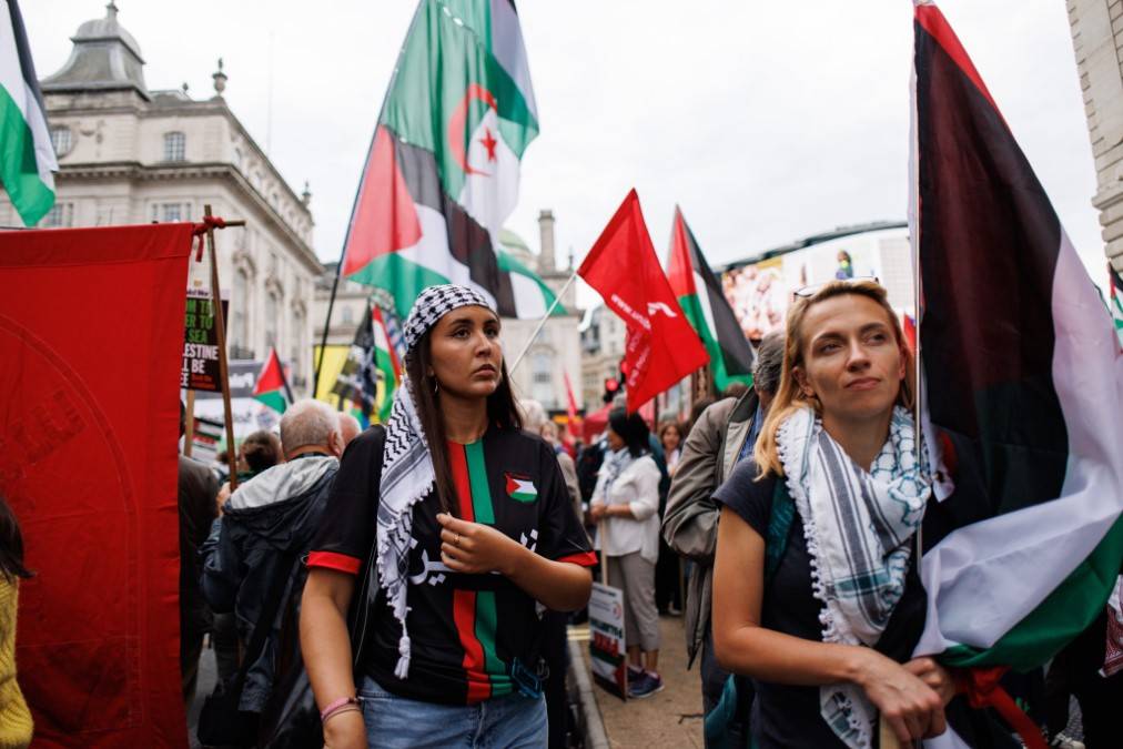 Londra’da binlerce kişi Filistin için yürüdü: "Nehirden denize Filistin özgür olacak" 10