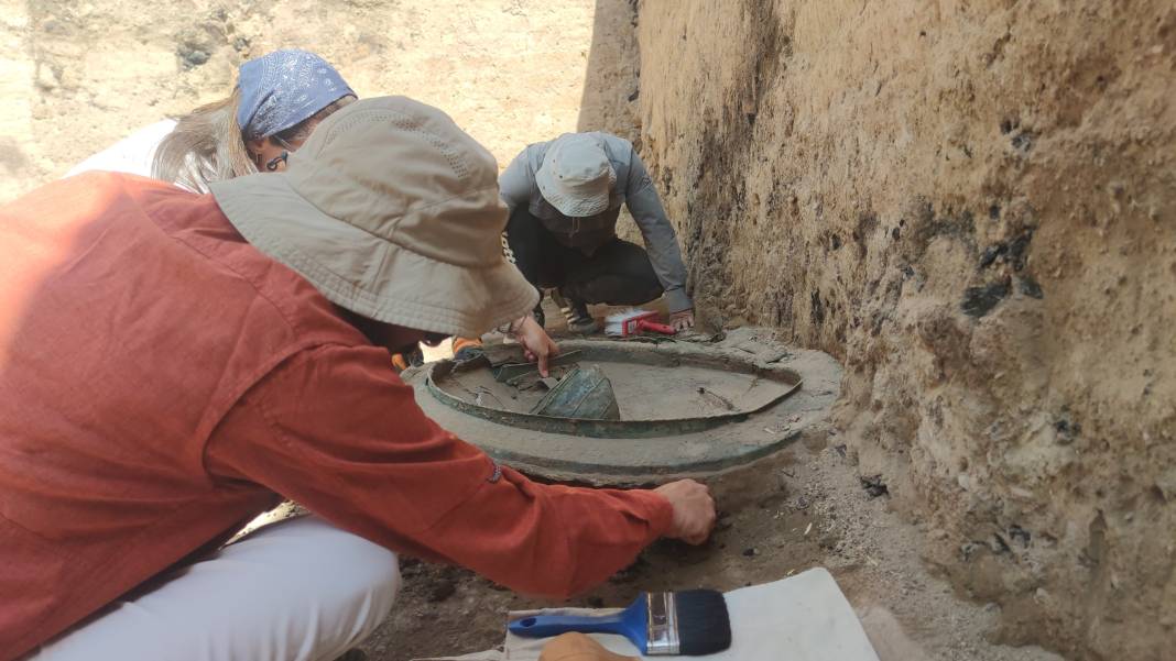 2 bin 700 yıllık bronz kalkan bulundu 4